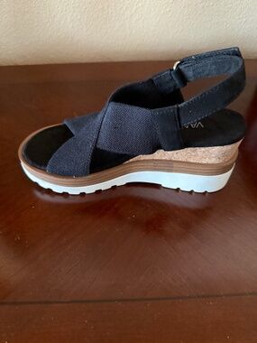 Vaneli platform wedge; black, size 5